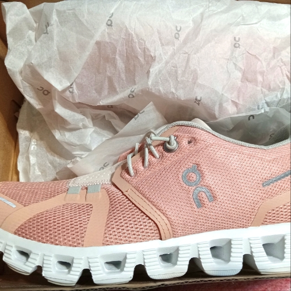 Cloud 5 Women's Running Shoe Rose & Shell Colored Size 6.5